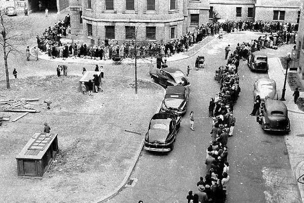 El 14 de abril 1947, una larga fila en la entrada de Morrisania Hospital, en el barrio del Bronx de Nueva York, donde los médicos vacunan a la población contra la viruela. (Foto Prensa Libre: AP)