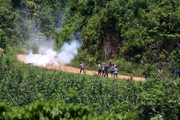 Imagen de un reciente enfrentamiento entre campesinos y autoridades en Cobán, Alta Verapaz. (Foto Prensa Libre: Eduardo Sam)