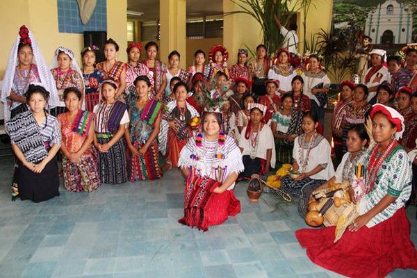 Un grupo de aspirantes al título Rabín Ajaw hace su presentación en la tribuna Monja Blanca en Cobán. (Foto Prensa Libre: Eduardo Sam).  <br _mce_bogus="1"/>
