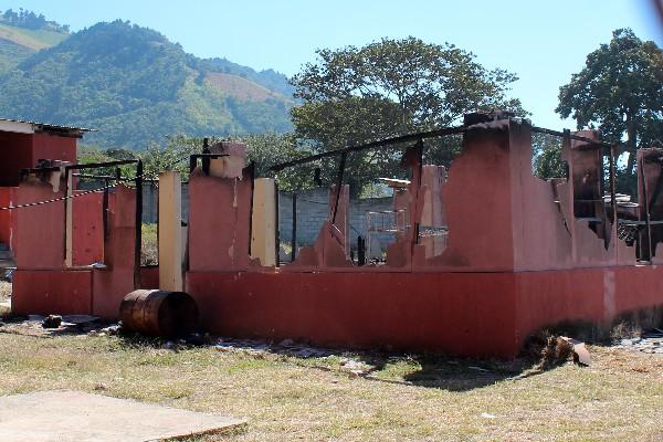 El hotel  donde se hospedaron   los empleados  de la minera San Rafael  fue  consumido   por las llamas.