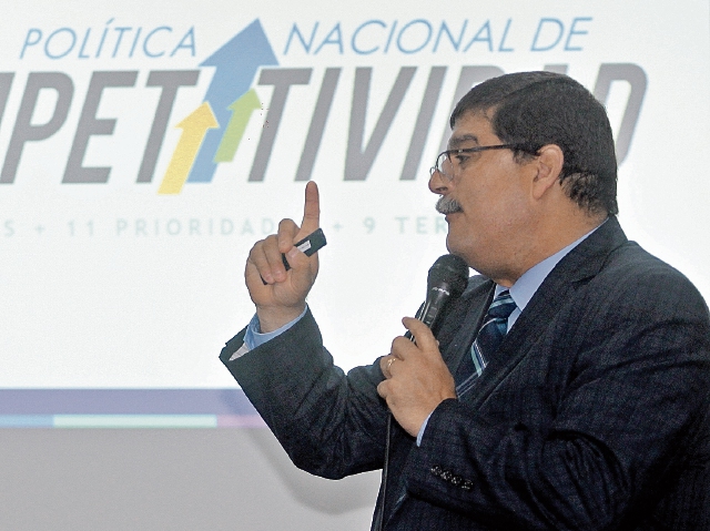 Enrique Godoy, comisionado de Competitividad, presentó ayer la Agenda Nacional de Competitividad, y en agosto dará a conocer la política, que incluye varios ejes. (Foto Prensa Libre: Álvaro Interiano)