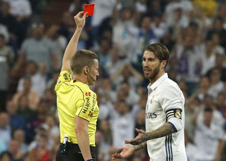 Sergio Ramos fue expulsado durante el clásico debido a una fuerte entrada contra Lionel Messi. (Foto Prensa Libre: EFE).