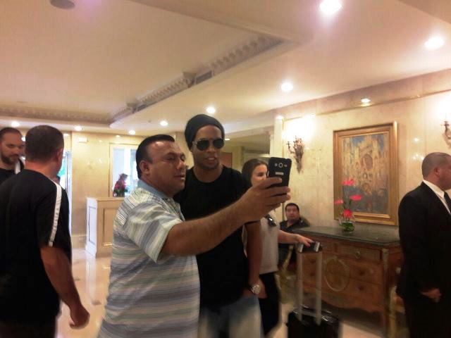 Ronaldinho a su llegada al hotel Westin Camino Real es recibido por aficionados. (Foto Prensa Libre)