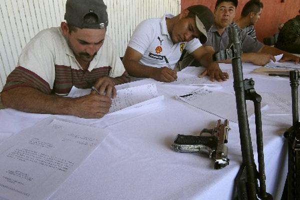 Autodefensas de la población de Tepalcatepec tramitan su regularización militar. (Foto Prensa Libre:EFE)