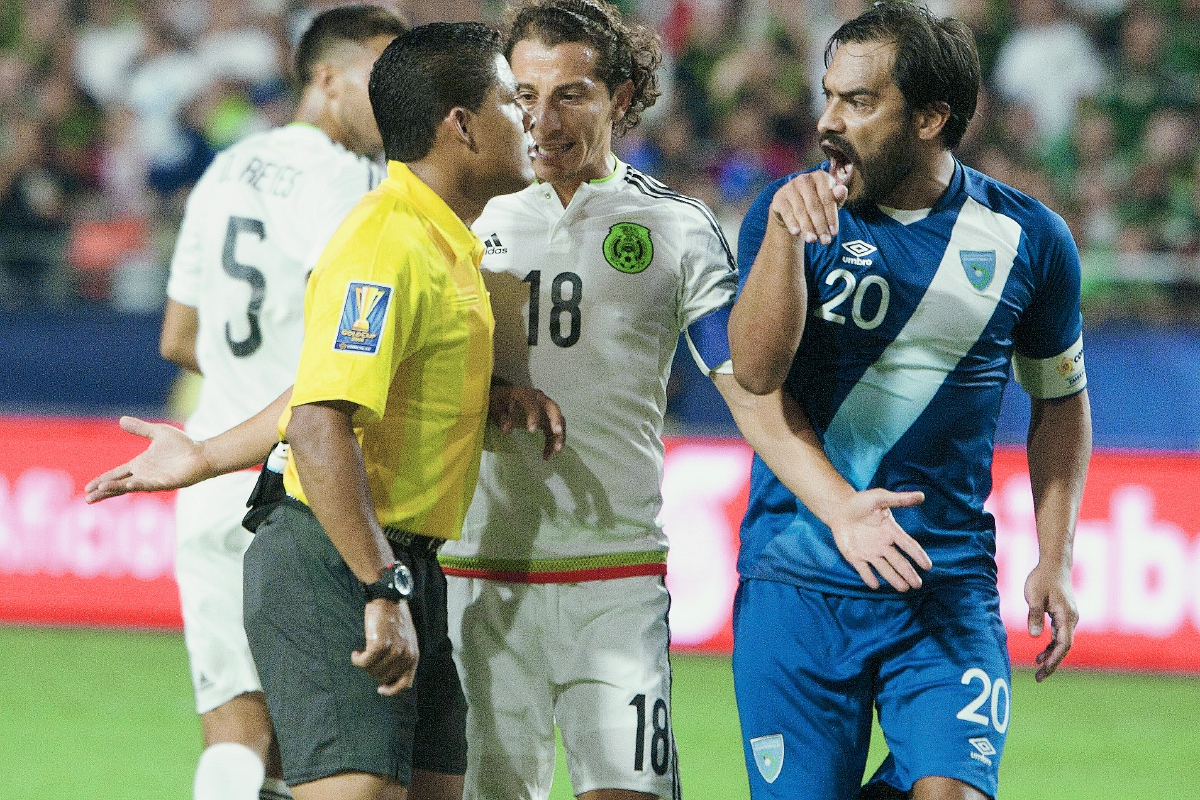 Carlos Ruiz tuvo varios enfrentamientos con el árbitro del encuentro. (Foto Prensa Libre: EFE)
