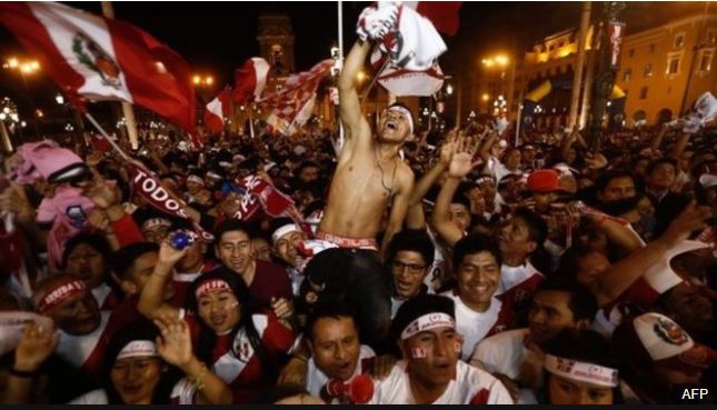 La emoción tras el final del encuentro era palpable en las calles y plazas de ciudades de todo Perú. (Foto Prensa Libre: AFP)