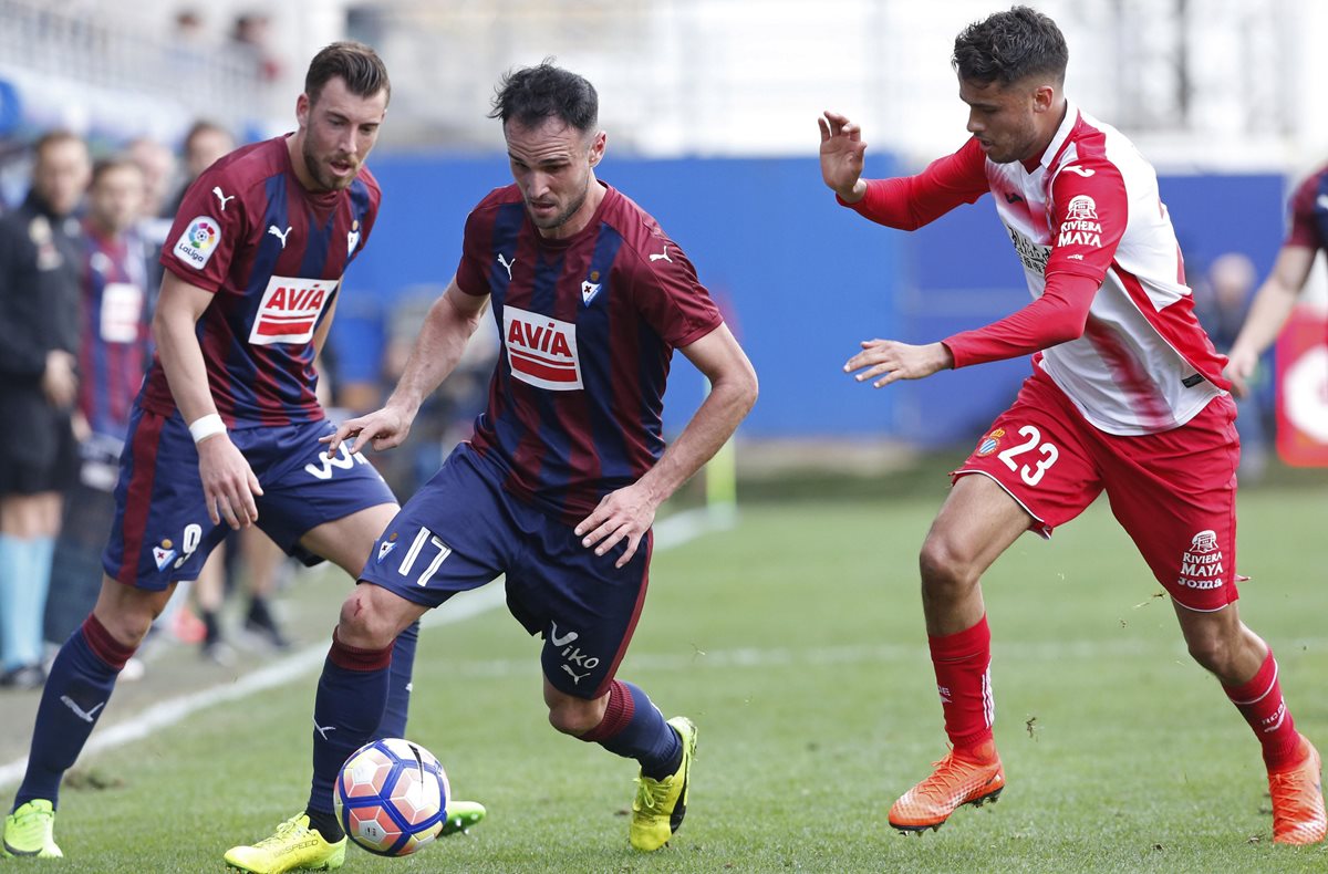 El Espanyol y Eibar no pasaron de un tímido empate en el campeonato español. (Foto Prensa Libre: AFP)