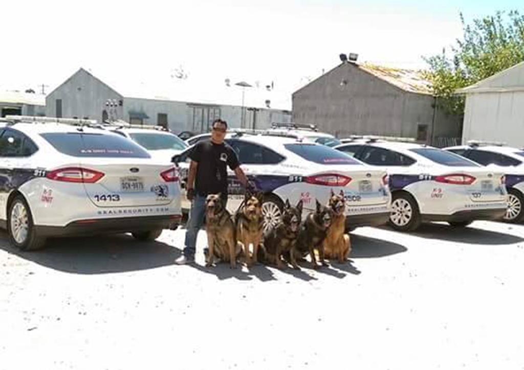 René García Yac posa junto a varios perros policías a los que entrenó en detección de drogas en Estados Unidos. (Foto Prensa Libre: cortesía de René García Yac)