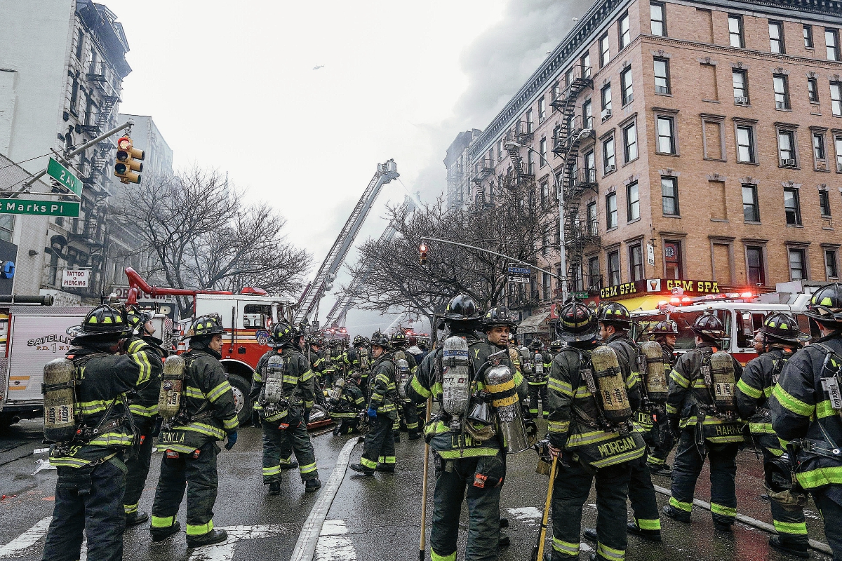 Los cuerpos  de socorro atendieron la emergencia el jueves último en el barrio de East Village. (Foto: Prensa Libre: EFE)