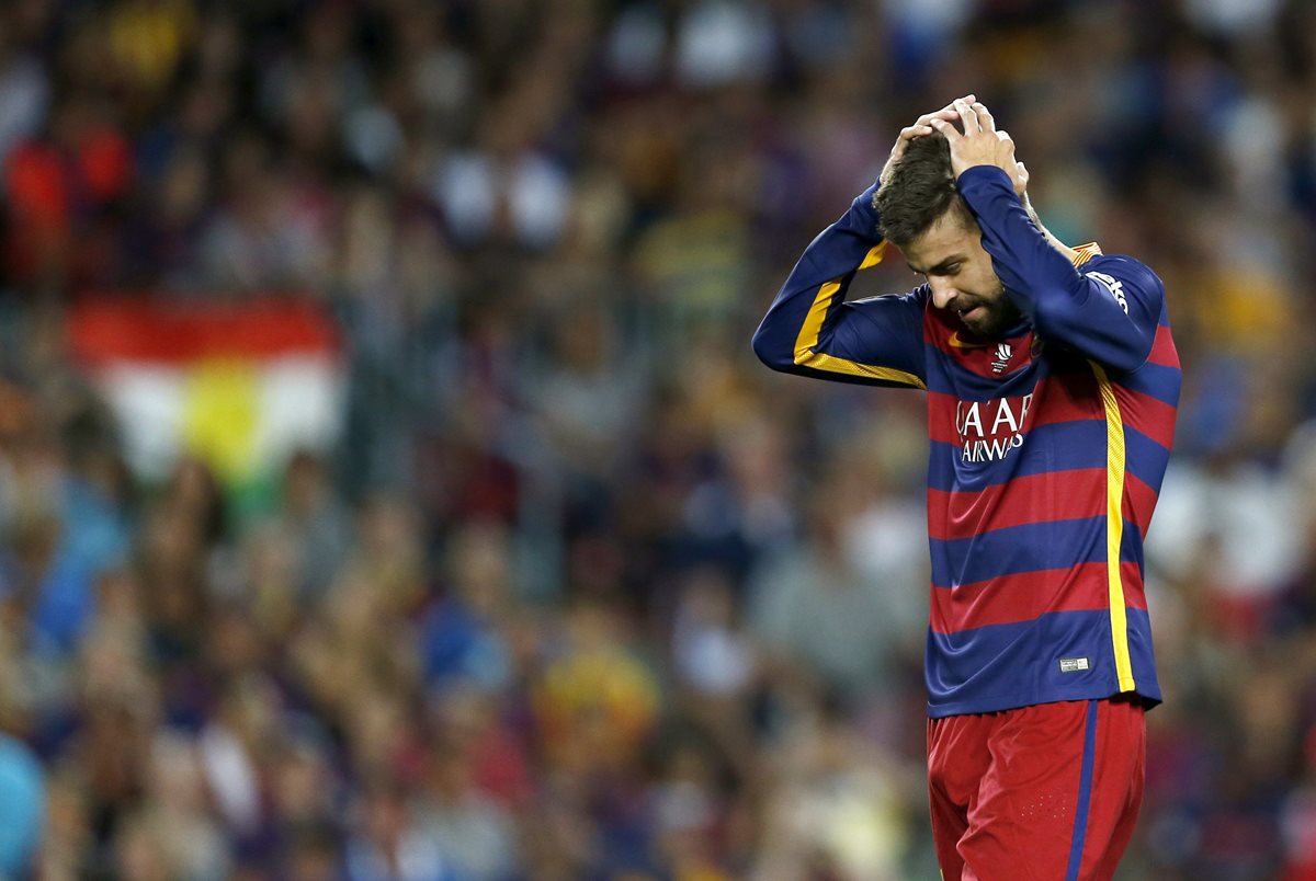 Gerard Piqué lamenta su expulsión en el juego de la Supercopa de España el pasado lunes. (Foto Prensa Libre: EFE)