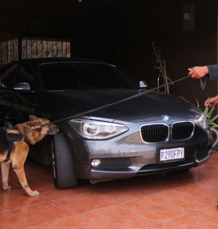 En los allanamientos también se encontraron vehículos de diferentes marcas. (Foto Prensa Libre: Cortesía PNC)