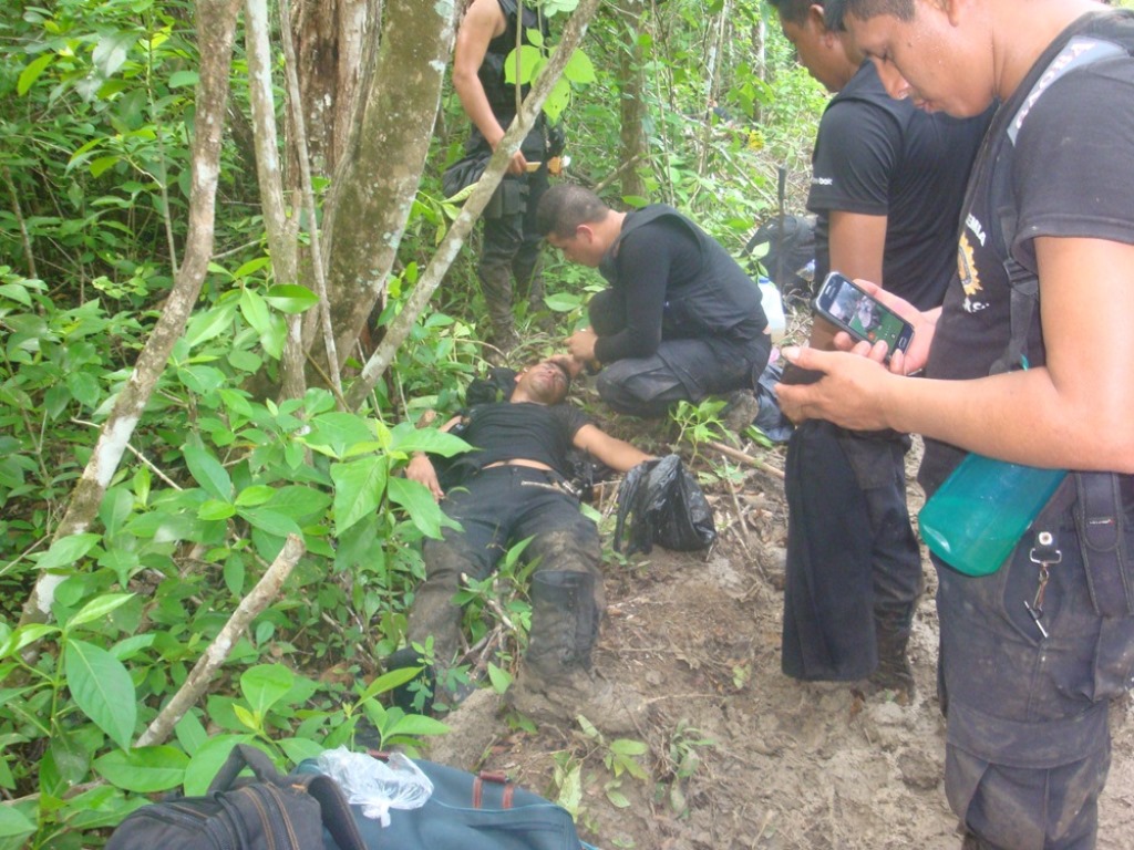 Algunos agentes de la PNC que participaron en desalojo en área protegida de Petén se extraviaron por buscar alimentos en la selva. (Foto Prensa Libre: Cortesía)