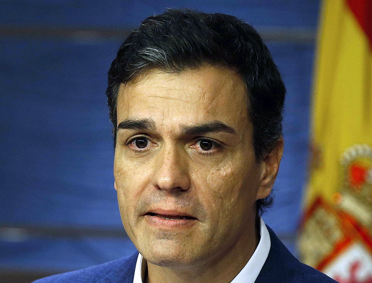 El exlíder socialista Pedro Sánchez, al momento de anunciar su renuncia al escaño como diputado, pareciera estar al bordel de las lágrimas. (Foto Prensa Libre: AP).