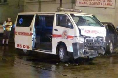 Ambulancia quedó dañada debido al impacto con el otro vehículo. (Foto Prensa Libre: Cortesía Bomberos Voluntarios).