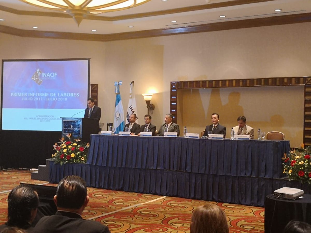 El director de Inacif Fanuel García, informa sobre los logros del instituto en su primer año de gestión. (Foto Prensa Libre: Carlos Álvarez)