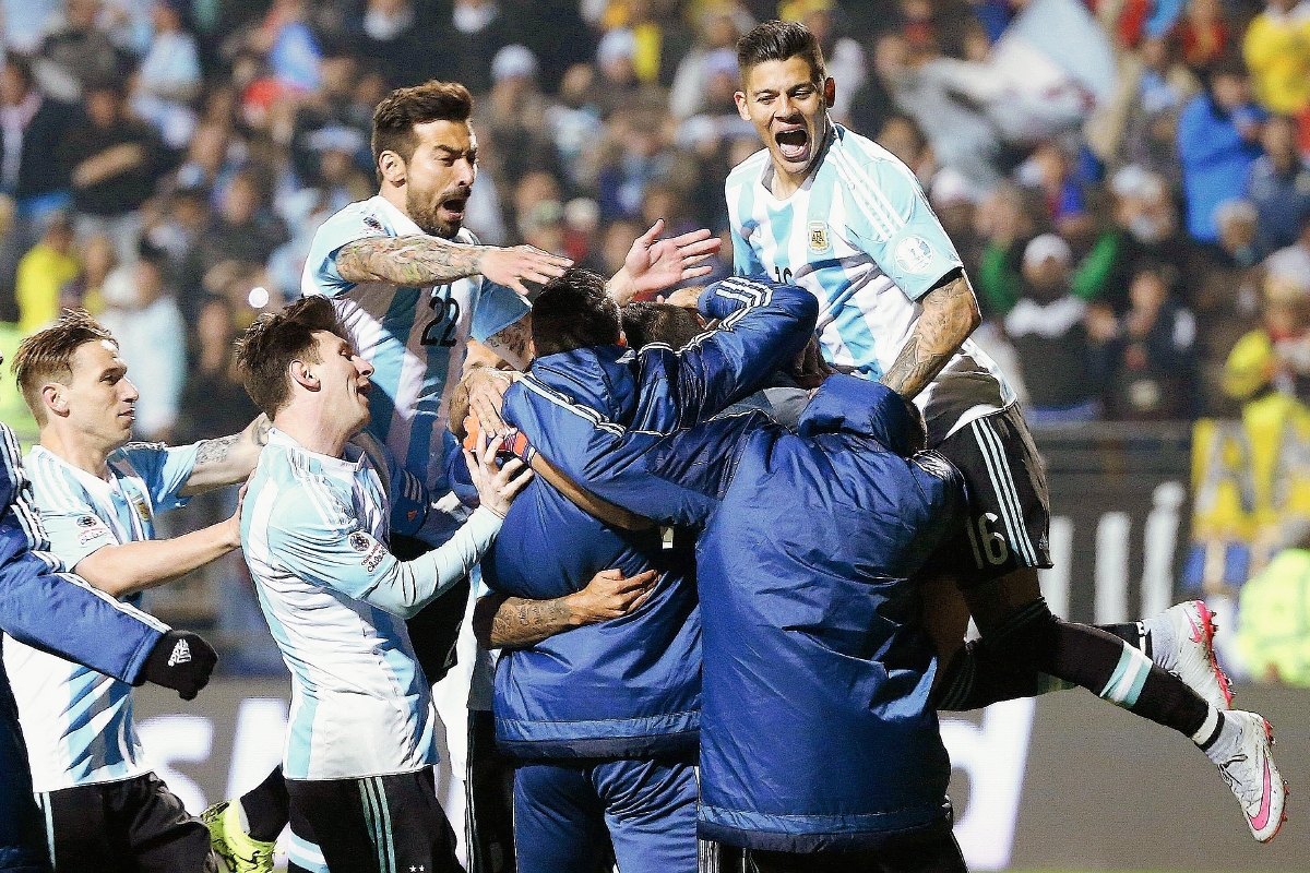 Los jugadores argentinos celebran el gol de su compañero Carlos Tévez que dio la victoria al combinado albiceleste en la tanda de penaltis del partido Argentina-Colombia. (Foto Prensa Libre: EFE)