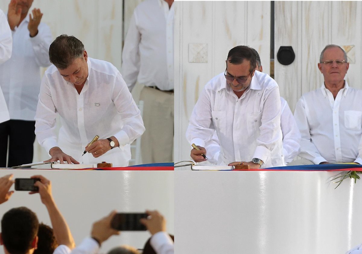 El presidente de Colombia, Juan Manuel Santos (izq.) rubrica el acuerdo de paz junto al líder de las Farc, Timochenko (der.). (Fotos Prensa Libre: AP).