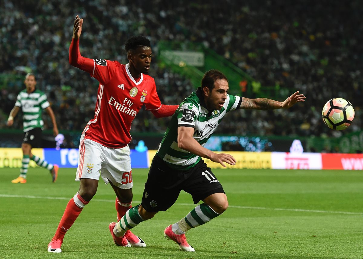 Nelson Semedo y Bruno Cesar pelean por el balón durante el partido entre el Benfica y el Sporting. (Foto Libre: AFP)