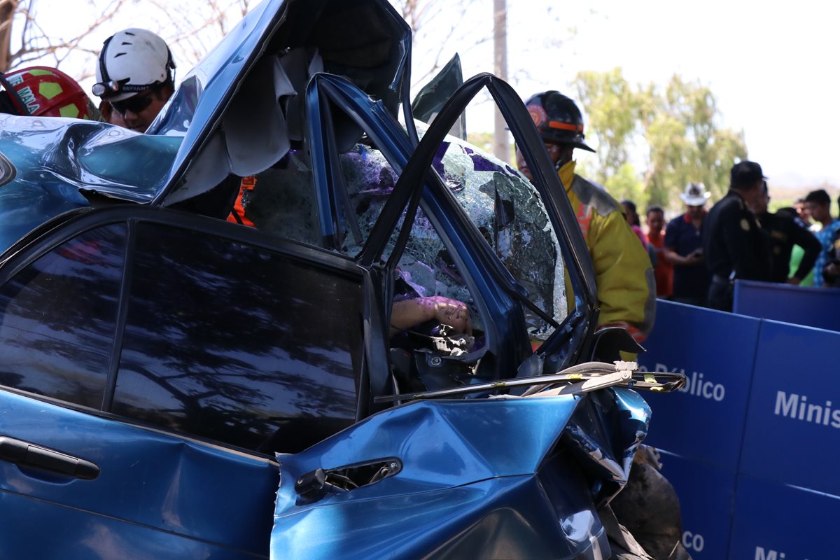Bomberos utilizaron equipo especial para sacar los cuerpos del vehículo.(Prensa Libre: Hugo Oliva)