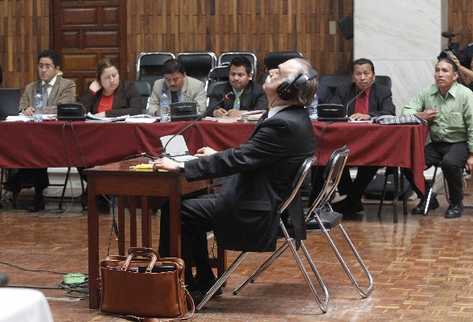 Antonio Arenales declara en el debate contra   Efraín Ríos Montt.  Las audiencias han acaparado la atención de la prensa nacional y extranjera durante las 19 audiencias.