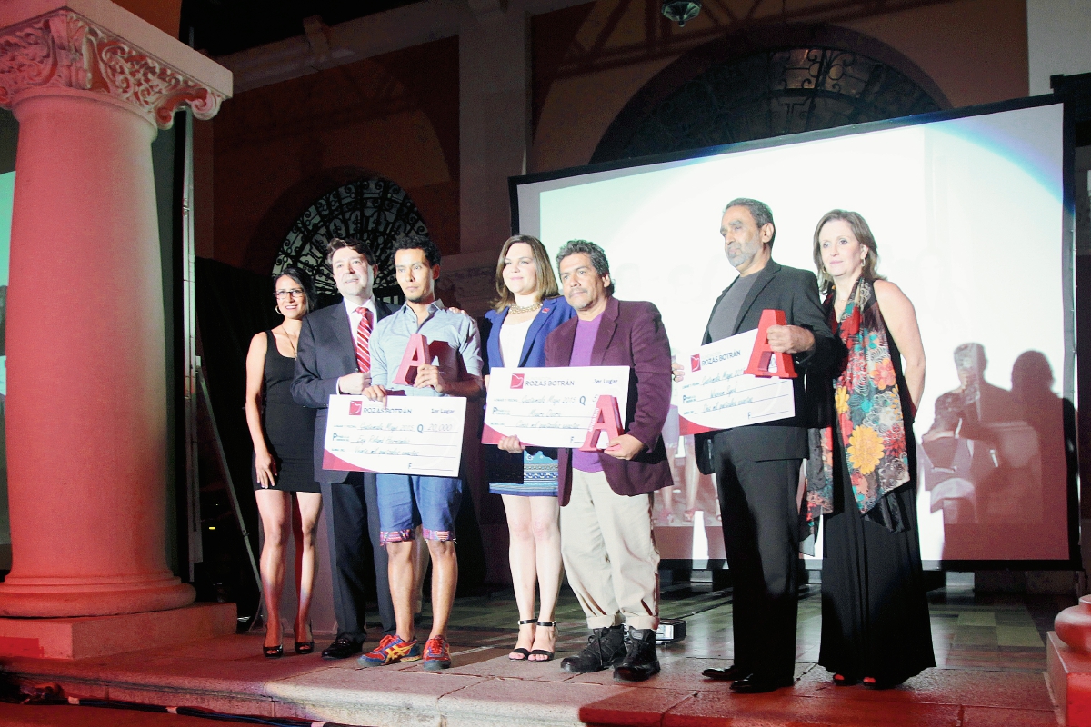 La Fundación Rozas Botrán premia a los tres artistas de Arte Mayo 2015. Eny Roland, Waseem Syed y Mauro Osorio. (Foto Prensa Libre Yadira Montes).