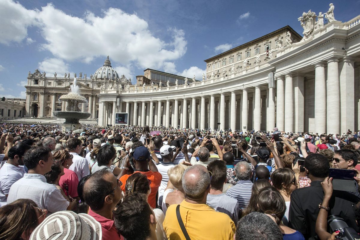 Entusiastas files escuchan la petición del Papa en la Plaza de San pedro. (Foto Prensa Libre: EFE)