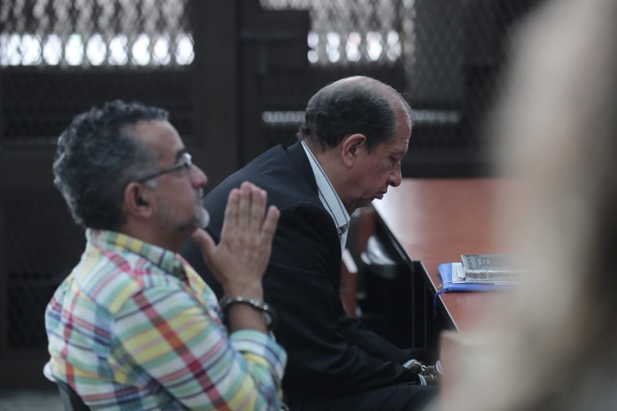 Los sindicados Luis Mijangos y Edgar Fernández fueron los únicos que llegaron a la audiencia donde se resolvió el arresto domiciliario para ellos y los exdiputados. (Foto Prensa Libre: Juan Diego González)