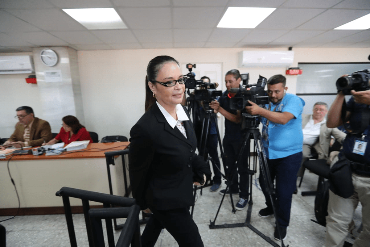 La ex vicepresidenta Roxana Baldetti ingresa al tribunal donde se lleva a cabo el juicio por el caso de la descontaminación del Lago de Amatitlán. (Foto Prensa Libre: Érick Ávila)