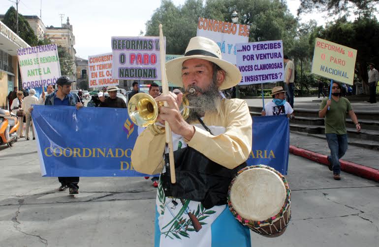 Ochoa Calderón, más conocido como el “Caminante”, inició su travesía en Xela, donde protestó frente a Gobernación y Municipalidad por los actos de corrupción, acto que también hará el próximo miércoles frente al Congreso. (Foto Prensa Libre: Carlos Ventura)