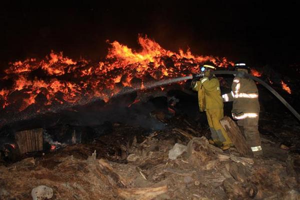 Incendio forestal en cabecera de Escuintla es sofocado por cuerpos de bomberos. (Foto Prensa Libre: Enrique Paredes)