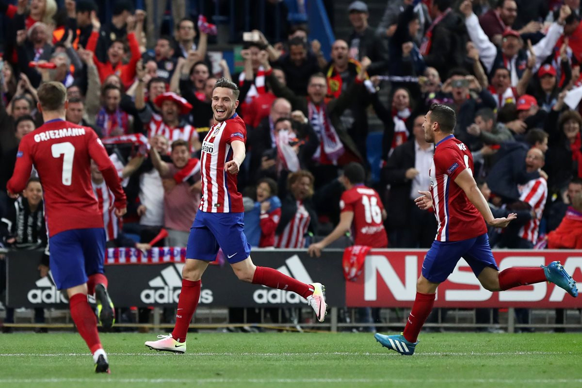 Los jugadores del Atlético de Madrid felicitan a Saúl Ñíguez después de anotar el gol que significó el triunfo para los colchoneros. (Foto Prensa Libre: AFP)