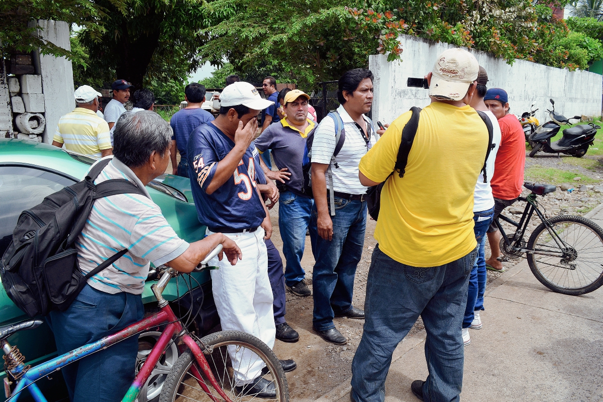 Algunas de las personas que resultaron afectadas por el gas lacrimógeno, en Retalhuleu. (Foto Prensa Libre: Jorge Tizol)