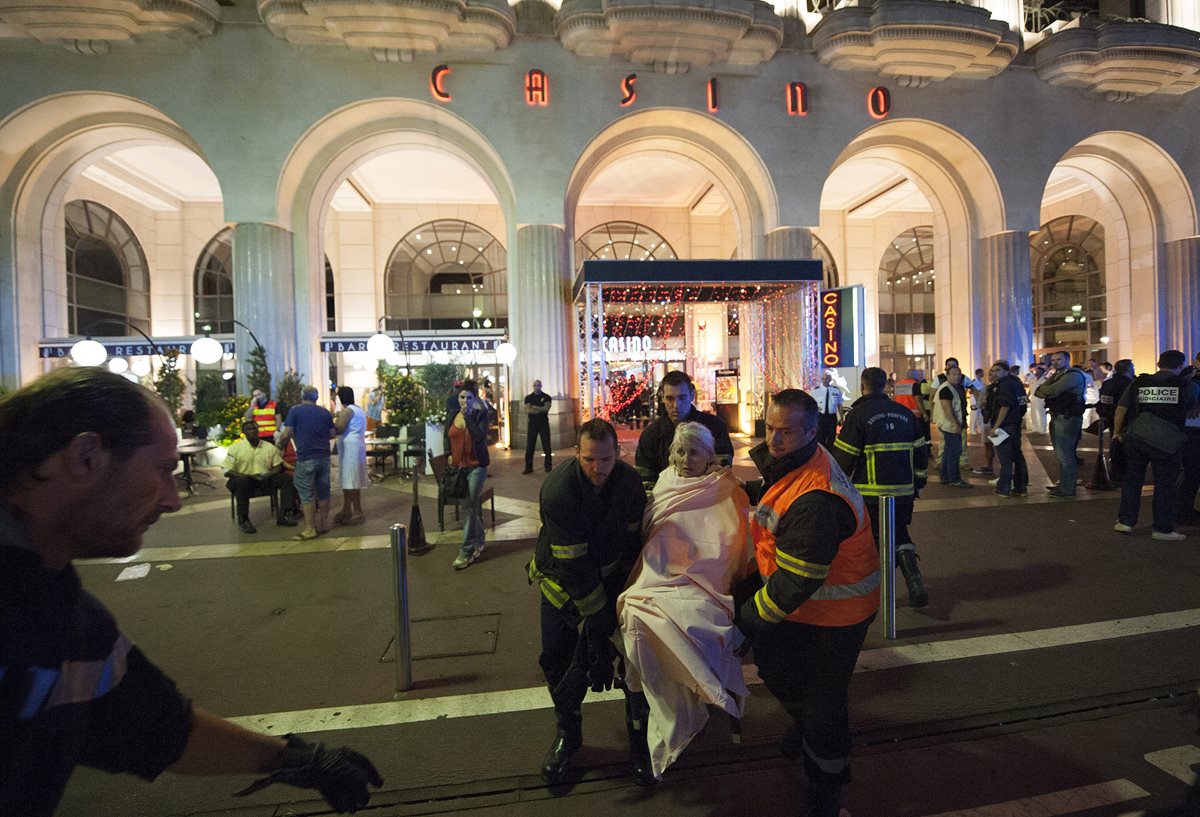 Servicios de emergencia atienden a personas heridas debido al atentado terrorista. (Foto Prensa Libre: AFP)