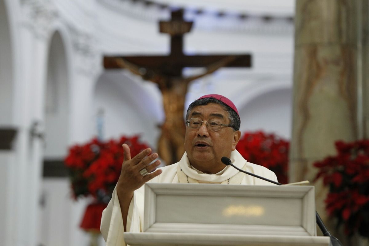 El Arzobispo se refirió a la creación de buenas familias, durante la misa dominical. (Foto Prensa Libre: Paulo Raquec)
