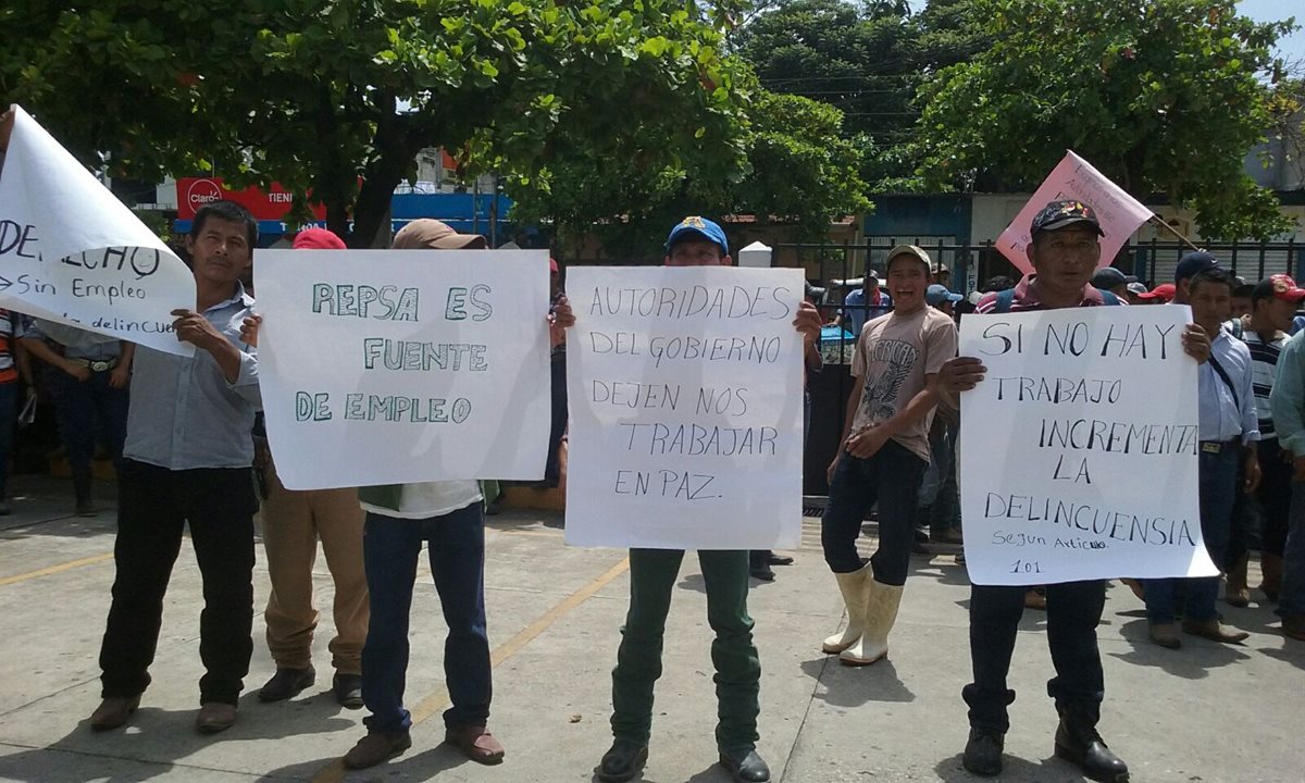 En Sayaxché, Petén, presuntos trabajadores de la empresa Repsa manifiestan por cierre parcial de operaciones. (Foto Prensa Libre: Rigoberto Escobar)