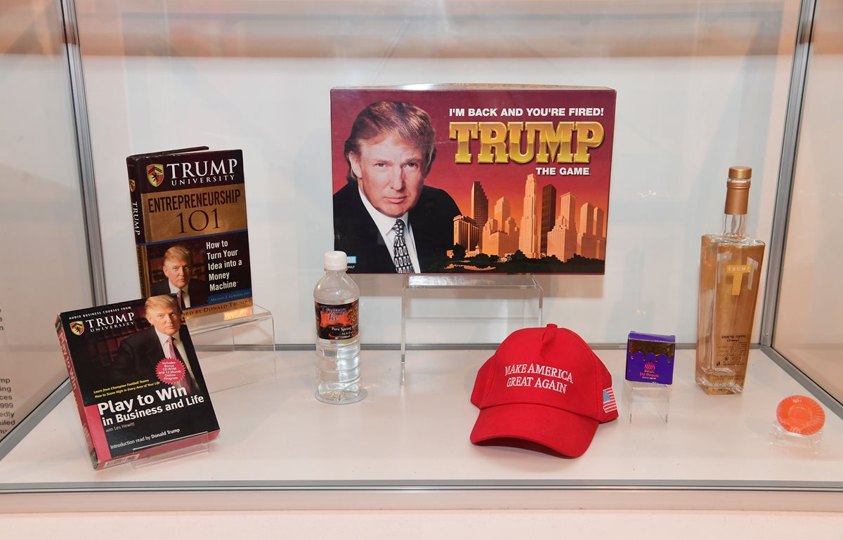 Entre lo exhibido también está una colección de artículos alusivos a Donald Trump, entre ellos un videojuego. (Foto Prensa Libre: AFP)