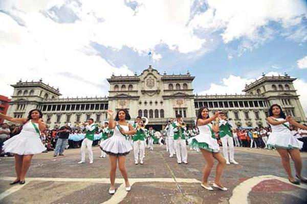 La banda Coda, de San José Pinula, efectúa una demostración en la Plaza de la Constitución.
