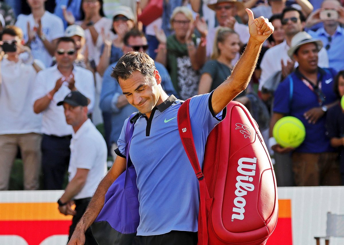 El tenista suizo, Roger Federer, cabizbajo, abandona la pista tras perder su partido de segunda ronda contra el alemán Tommy Haas. (Foto Prensa Libre: EFE)