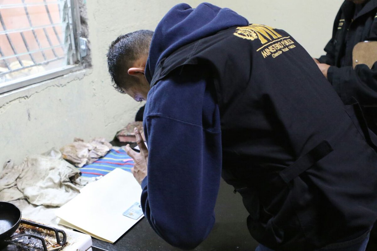 Peritos del MP recaban evidencias en inmuebles allanados en Escuintla, Santa Rosa y Guatemala. (Foto Prensa Libre: PNC)
