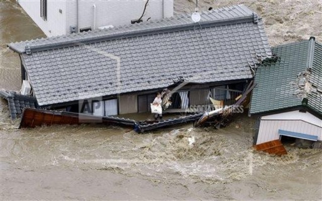 Inundaciones en Japón obligan a evacuar a decenas de personas. (Foto Prensa Libre: AP)
