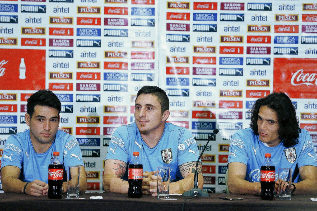 Los jugadores de la selección nacional de futbol de Uruguay Matías Lodeiro, Cristian Rodríguez y Edinson Cavani participaron ayer en una conferencia de prensa. (Foto Prensa Libre: EFE)