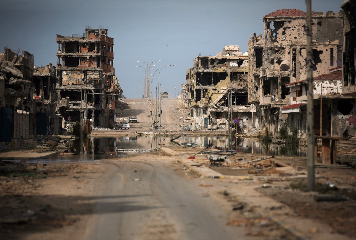 Vista general de varios edificios devastados por los combates de Sirte, Libia. (Foto Prensa Libre: AP).
