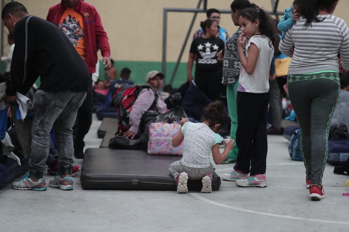 Familias enteras salieron de su hogar en Honduras acompañando esta caravana. (Foto Prensa Libre: Juan Diego González)
