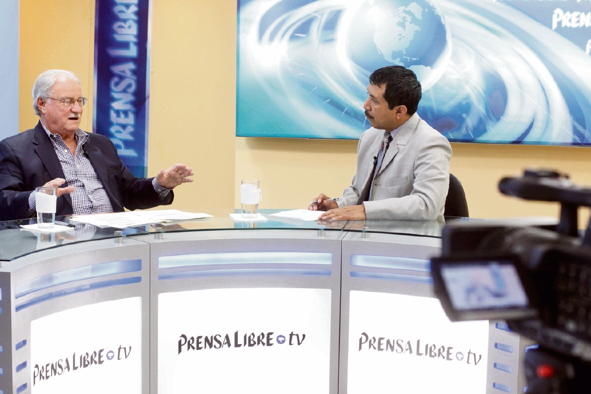 El empresario Ricardo Castillo Sinibaldi, presidente del Irtra —izquierda—, conversa con el editor Gustavo Montenegro, durante el programa Diálogo Libre.