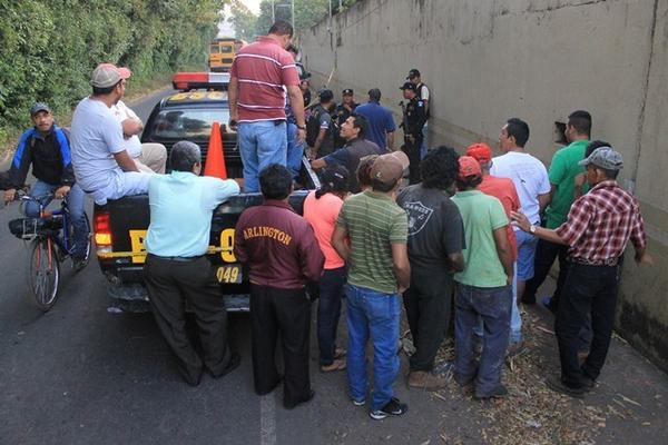 Vecinos observan el cadáver de un hombre encontrado en la zona 3 de Escuintla. (Foto Prensa Libre: Enrique Paredes) <br _mce_bogus="1"/>