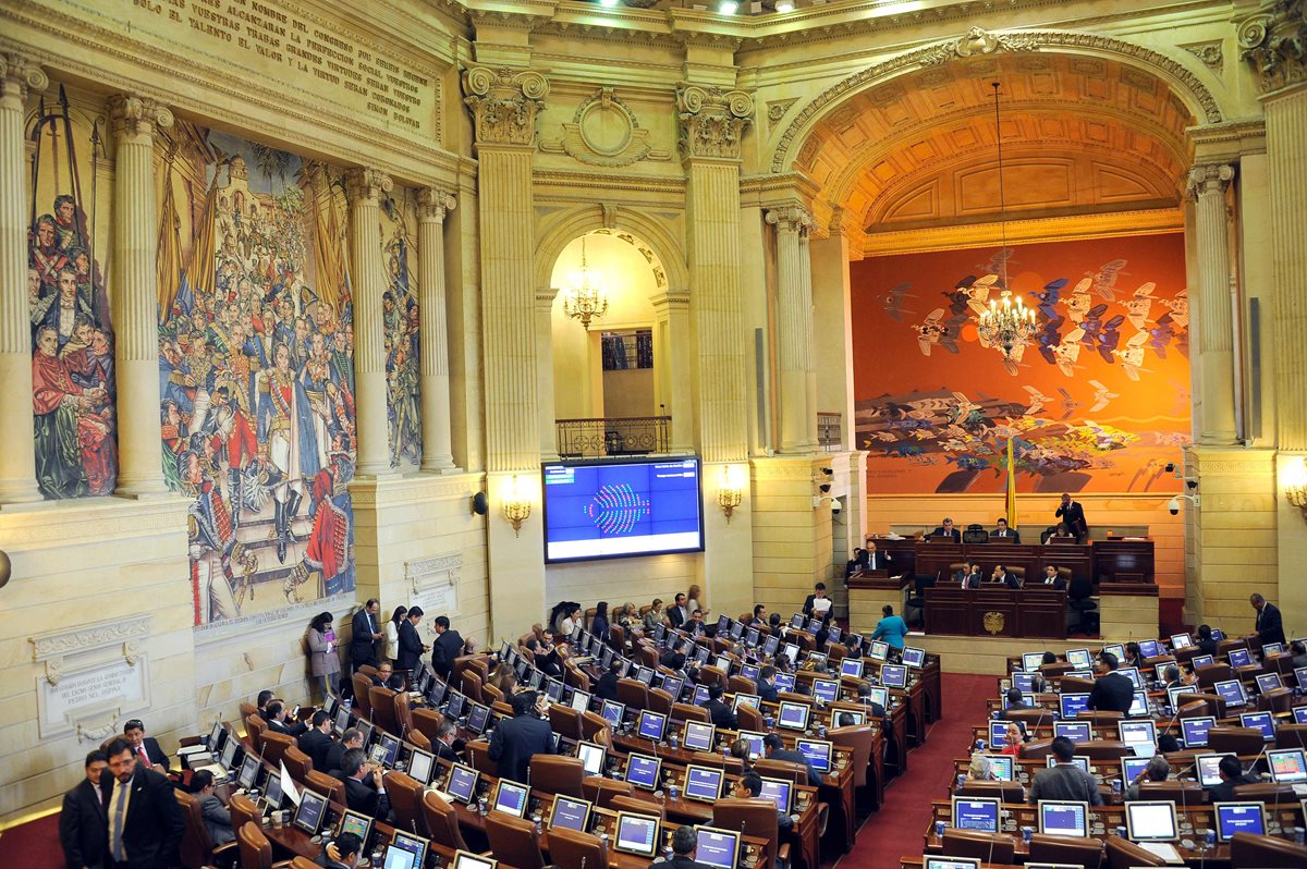 El Congreso de Colombia en sesión de aprobación del acuerdo de paz con las Farc. (Foto Prensa Libre: AFP).