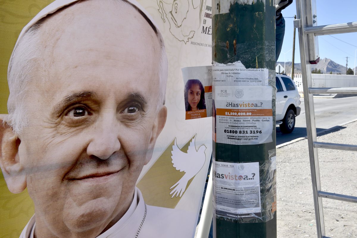 Un afiche del papa Francisco junto al de una joven desaparecida en Ciuda Juárez, Chihuahua, México. (Foto Prensa Libre: AFP).