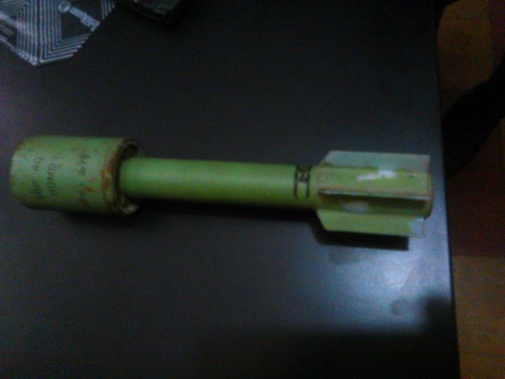 Granada de mano incautada por la PNC a los supuestos atacantes de un hombre en Villa Nueva. (Foto Prensa Libre: PNC)