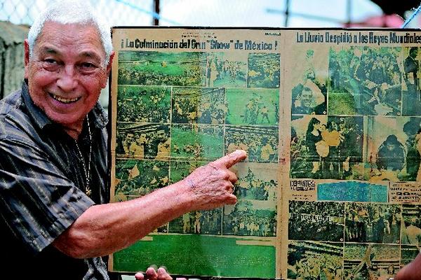 El guatemalteco Óscar Márquez recuerda cuando festejó en el estadio Azteca junto a la selección de Brasil, en el Mundial de México 1970. (Foto Prensa Libre: Francisco Sánchez).<br _mce_bogus="1"/>