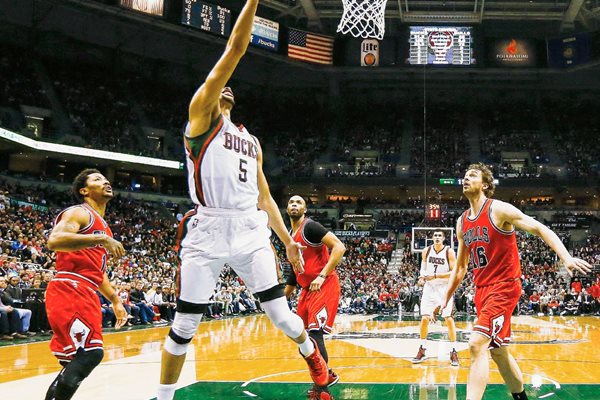 Michael Carter-Williams encesta ante la vista de los jugadores de Chicago Derrick Rose, Taj Gibson y Pau Gasol. (Foto Prensa Libre: EFE).